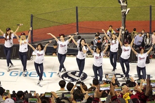 [FANCAM] 160402 LG Twins Baseball TWICE OOH-AHH하게