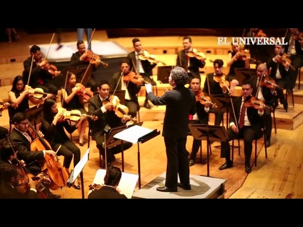 El maestro Dudamel orquestando un recital