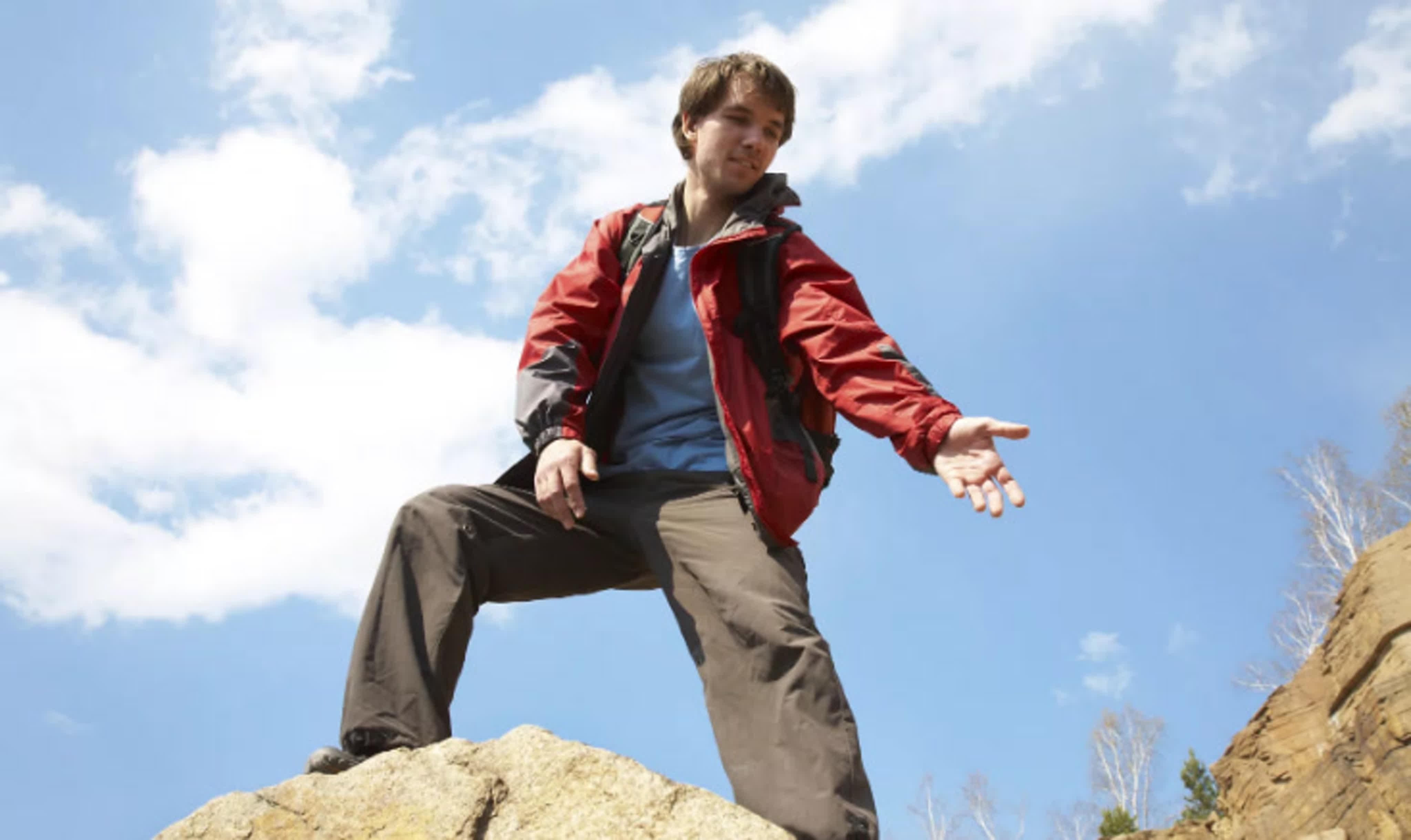 падающий человек. человек падает на человека. человек спотыкается. разбитая ваза. падающий человек на прозрачном фоне.