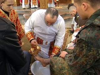 пископ Василь Івасюк помив ноги воїнам АТО