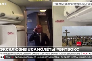 Бортпроводник во время стоянки самолета устроил зажигательное выступление