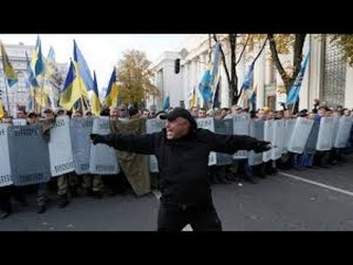 Как вор в ночи. Полиция Порошенко ночью пытается разгромить клетку и палаточный городок лагеря протестующих у Верховной Рады.В центре киева проходит митинг на атаку городка саакашвили