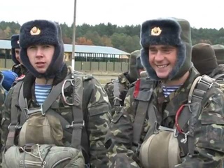 Здійснення стрибка з парашутом вночі
