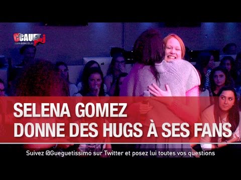 Selena Gomez donne des hugs a ses fans C Cauet sur